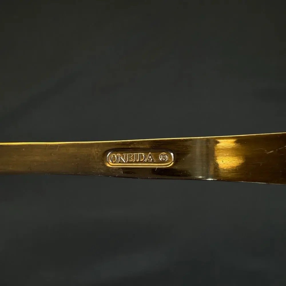 Oneida scratches knives this